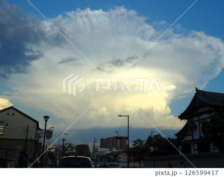 雲のある夕景 (かなとこ雲) 126599417