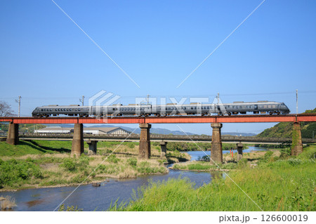 八坂川を渡る特急「にちりん」（JR九州　787系） 126600019