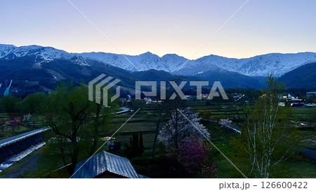 夕暮れの北アルプス、春の白馬村からの風景【長野】 126600422