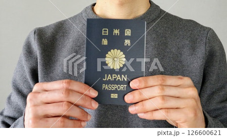 日本のパスポートを持つ人物 日本のパスポートを持つ人物 126600621