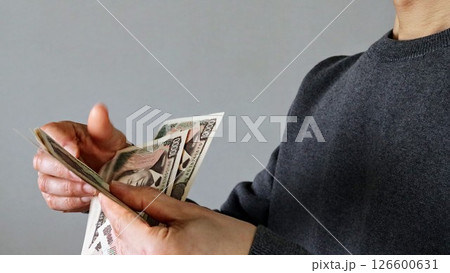 紙幣を数える人物 紙幣を数える人物 126600631