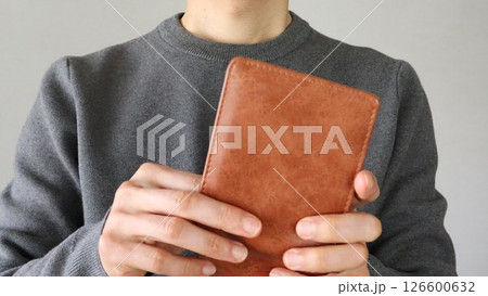 財布を持つ人物のクローズアップ 126600632