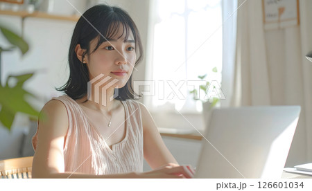 在宅でリモートワークをする女性 在宅でリモートワークをする女性 126601034