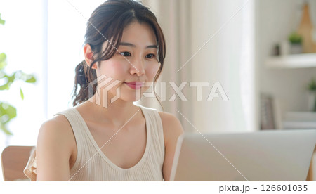 在宅でリモートワークをする女性 126601035