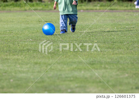 ボールを蹴って遊ぶ子供 126601375