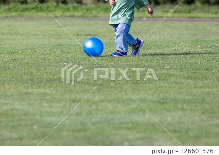 ボールを蹴って遊ぶ子供 ボールを蹴って遊ぶ子供 126601376