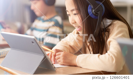 タブレットを見ながら勉強中の小学生たち 126601401
