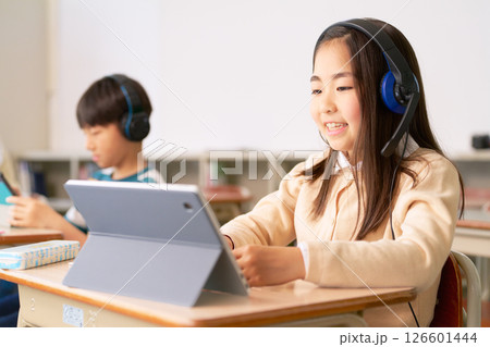 タブレットを見ながら勉強中の小学生たち 126601444