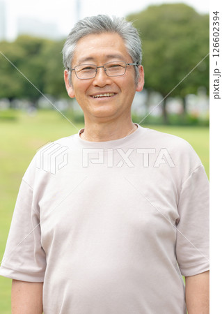 笑顔のシニア男性 126602394
