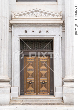 三井本館（三井住友銀行日本橋支店）重要文化財　ドリス式の大理石仕上げの円柱と玄関 126602710