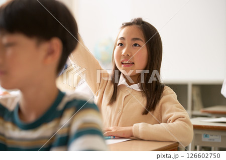 授業中に手を挙げる女子小学生 126602750