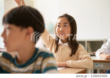 授業中に手を挙げる女子小学生 126602808