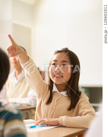 授業中の女子小学生　学校教育　イメージ 126602811