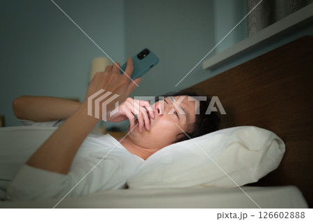 男性 スマートフォン スマホ ベッド 男性 スマートフォン スマホ ベッド 126602888