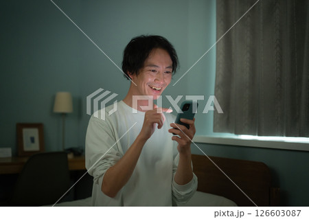 男性 スマートフォン スマホ ベッド 男性 スマートフォン スマホ ベッド 126603087