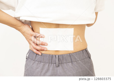 湿布を貼った女性の腰 126603375