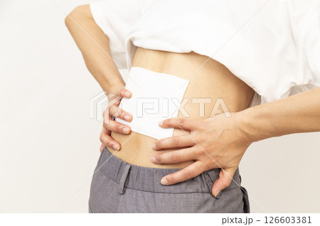 湿布を貼った女性の腰 湿布を貼った女性の腰 126603381