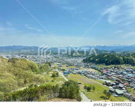 高山盆地の風景（岐阜県高山市。同市越後町から北東方面を望む） 126603522