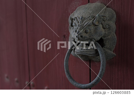 神社の扉の取手 126603885