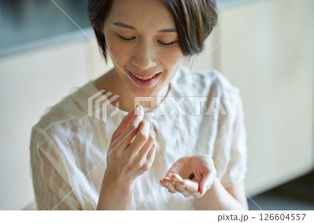 サプリメントを飲む女性 サプリメントを飲む女性 126604557