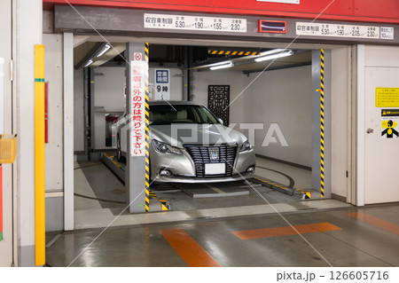 立体駐車場に停める車 126605716