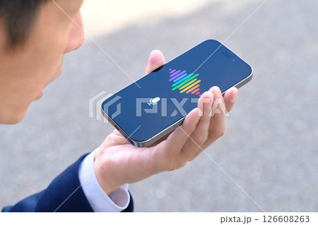 音声入力アプリを使うビジネスパーソンの手元 音声入力アプリを使うビジネスパーソンの手元 126608263