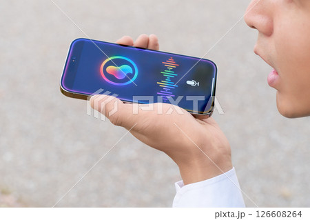 音声入力アプリを使うビジネスパーソンの手元 音声入力アプリを使うビジネスパーソンの手元 126608264