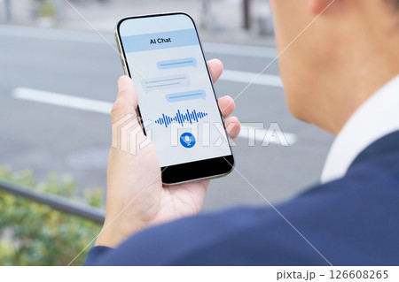 AIチャットと会話するビジネスマン AIチャットと会話するビジネスマン 126608265