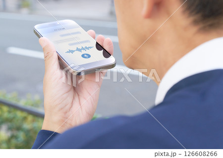 AIチャットと会話するビジネスマン 126608266