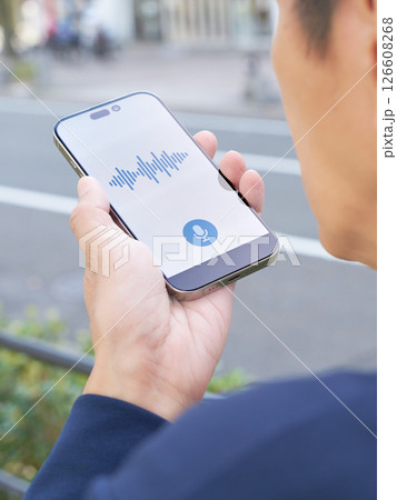 音声入力アプリを使うビジネスパーソンの手元 音声入力アプリを使うビジネスパーソンの手元 126608268