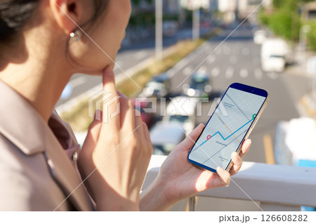 目的地を探して地図アプリを確認する女性 126608282
