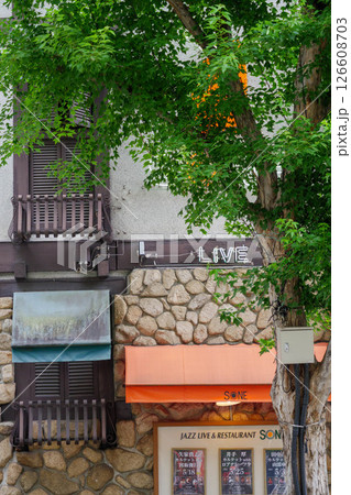 新緑が眩しい神戸の北野坂の風景 126608703