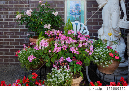 海を見下ろす高台で異国情緒あふれる新緑の神戸北野町 126609332