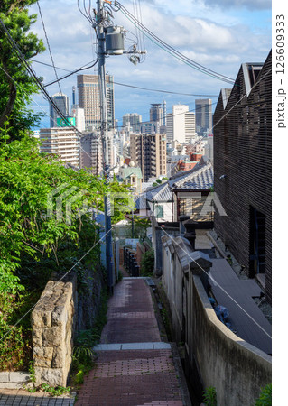 海を見下ろす高台で異国情緒あふれる新緑の神戸北野町 海を見下ろす高台で異国情緒あふれる新緑の神戸北野町 126609333