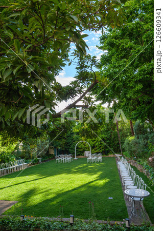 海を見下ろす高台で異国情緒あふれる新緑の神戸北野町 126609341