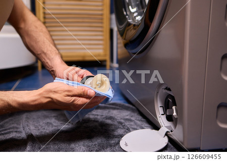 Washing Machine Maintenance A Comprehensive Guide to Effectively Cleaning the Filter 126609455