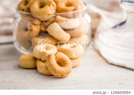Salted crispy snack rings on kitchen table. 126609884