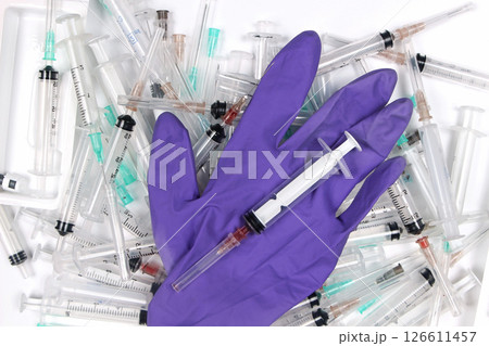 Used syringes heap Used syringes heap 126611457
