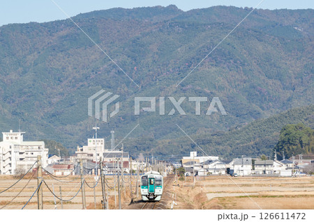 【牟岐線】田畑の真ん中を駆け抜ける普通列車 126611472