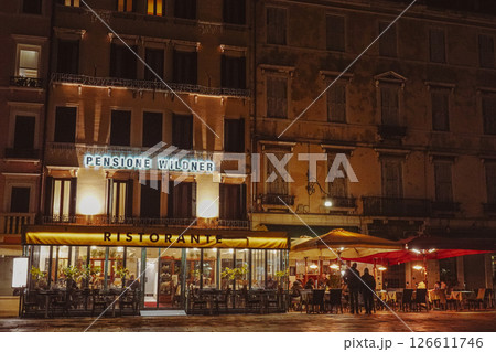イタリア•ヴェネツィア、レストランの夜の風景 イタリア•ヴェネツィア、レストランの夜の風景 126611746
