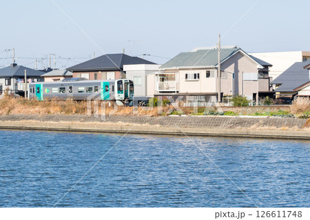 【牟岐線】川辺を駆け抜ける普通列車 126611748