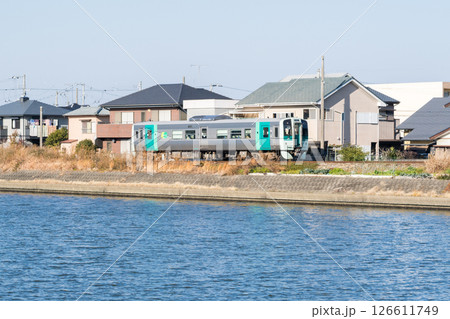 【牟岐線】川辺を駆け抜ける普通列車 126611749