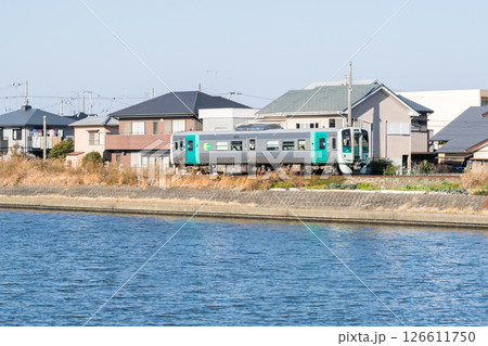 【牟岐線】川辺を駆け抜ける普通列車 126611750
