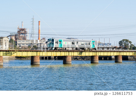 【牟岐線】橋梁を駆け抜ける普通列車 126611753