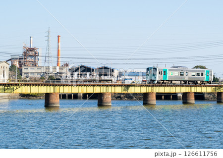 【牟岐線】橋梁を駆け抜ける普通列車 126611756