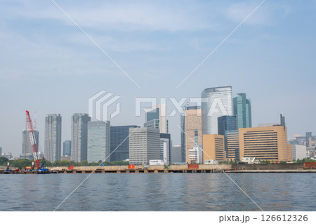 隅田川テラスから見た汐留方面の高層ビル群の風景 126612326