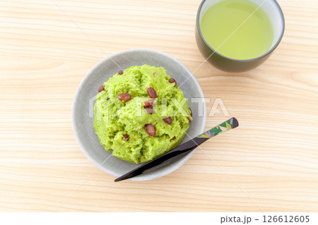 よもぎ饅頭と日本茶 よもぎ饅頭と日本茶 126612605