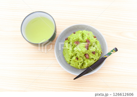 よもぎ饅頭と日本茶 126612606