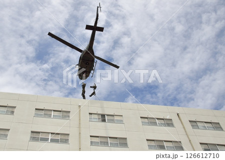 訓練展示 UH-1 ヘリコプター ラペリング 6 126612710