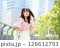 遊歩道でカメラ目線の女性 126612793